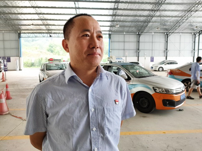 绵阳城区出租汽车系上绿丝带爱心送考不缺席