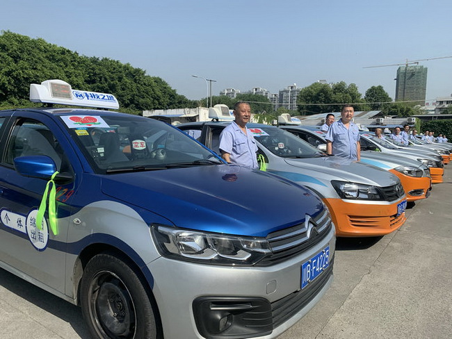 爱心送考绵阳1500辆出租车整装待发两部预约电话同步开启